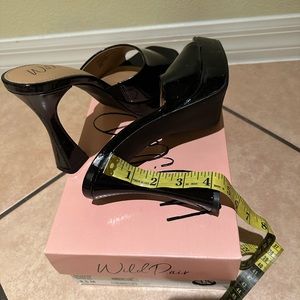 WILD PAIR RAJAAH PLATFORM SLIDE SANDALS. Color-Black. Size-8.5